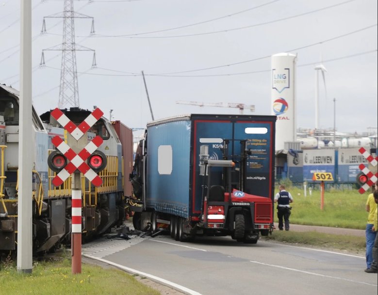 Infrabel sensibiliseert met geurverfrissers en koffie aan overwegen in havens van Antwerpen en Zeebrugge